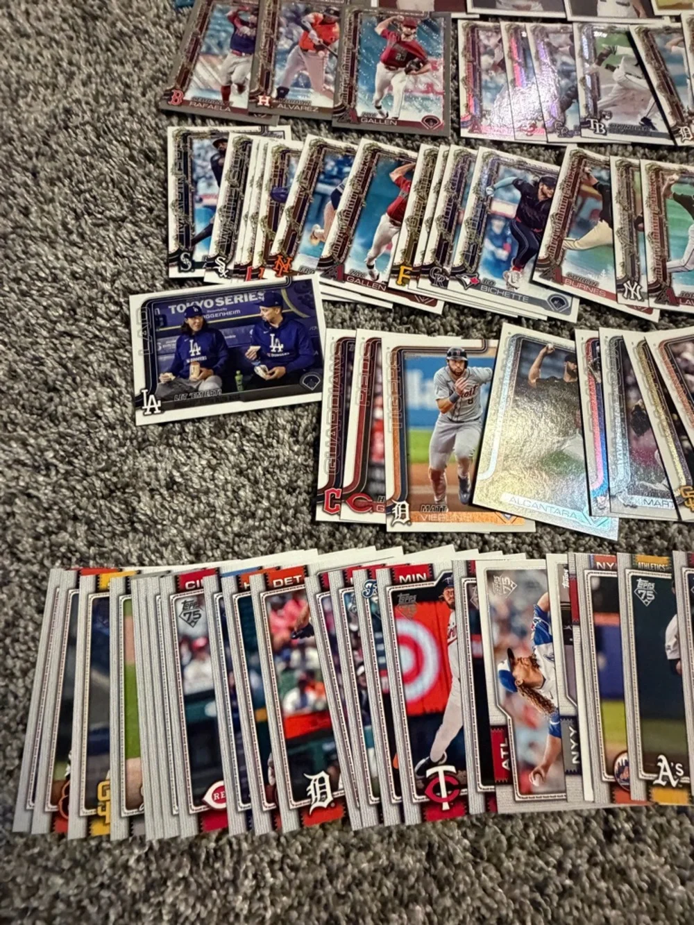 Lot of 130 Topps 2025-2026 baseball cards with rookies & inserts - Picture 2 of 10